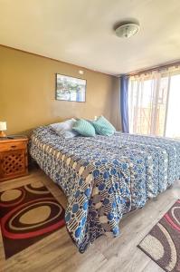 康康Hostal Blanca Estela的卧室里有一张床，床铺有蓝白相间的被子