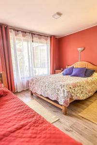 康康Hostal Blanca Estela的一间带床和红墙的卧室