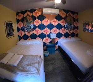 Ένα ή περισσότερα κρεβάτια σε δωμάτιο στο Sunset Hut Hostel