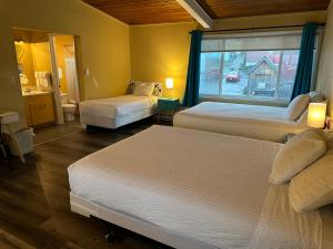 Postel nebo postele na pokoji v ubytování Atomic Motel