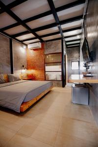 ein Schlafzimmer mit einem großen Bett und einem Schreibtisch in der Unterkunft Fan Sea Resort Kohlarn in Ko Larn