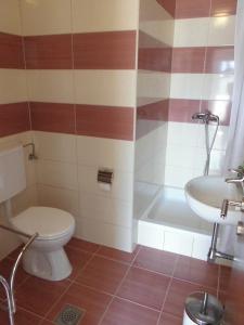 Ένα μπάνιο στο Apartments Mara Mandre