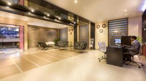 Televisyen dan/atau pusat hiburan di Regency Sameera Vellore by GRT Hotels
