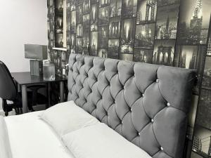 ein Schwarz-Weiß-Foto eines Bettes in einem Zimmer in der Unterkunft Mizz place in Manchester