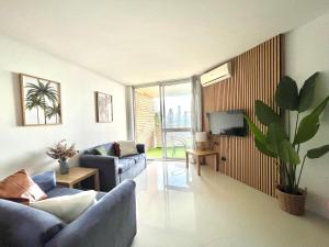 Et tv og/eller underholdning på Surfers Beachfront Family Retreat