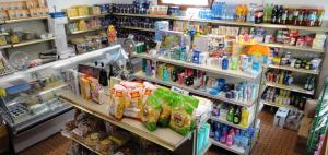 Supermarket nebo jiné obchody v  hotelu nebo okolí