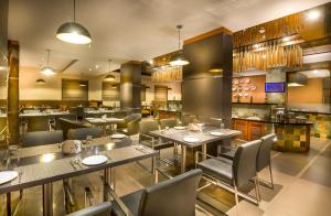 Restaurace v ubytování Regency Sameera Vellore by GRT Hotels