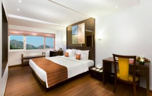 Postel nebo postele na pokoji v ubytování Regency Sameera Vellore by GRT Hotels