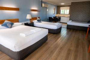 Giường trong phòng chung tại Tumut Valley Motel Pet Friendly +78 ảnh
