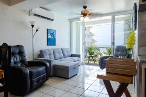 a living room with a couch and a chair at Casa Lily in Mazatlán