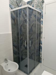 un bagno con doccia, wc e lavandino di B&B Dream Inn a Pisa