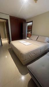 a bedroom with two beds in a room at Suite en edificio Samborondon in SamborondÃ³n