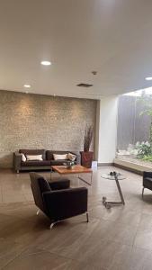 a living room with a couch and a table at Suite en edificio Samborondon in SamborondÃ³n