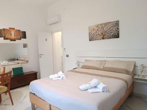 una camera da letto con un letto con due asciugamani sopra di B&B Dream Inn a Pisa