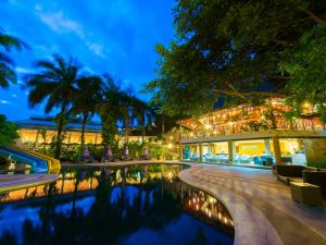 um resort com piscina à noite em The Greenery Resort Khao Yai em Mu Si