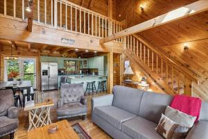 ガトリンバーグにあるMountain Haven Cabinのログキャビン内のリビングルームとキッチン