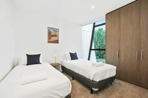 صورة لـ The Even Apartment in Carnegie with parking في Carnegie