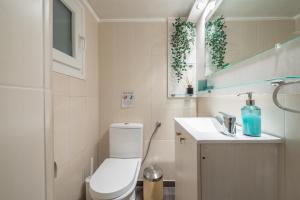 Vannituba majutusasutuses Spacious 2BDs Apt With Acropolis View In Center +37 fotot