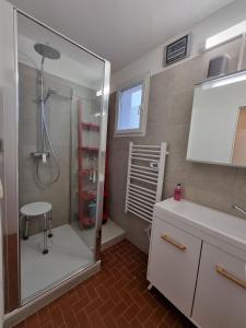 Ένα μπάνιο στο Magnificent apartment typical of Saintes-Maries-de-laMer