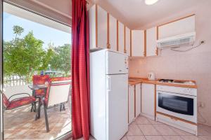 A kitchen or kitchenette at Apartments Maras