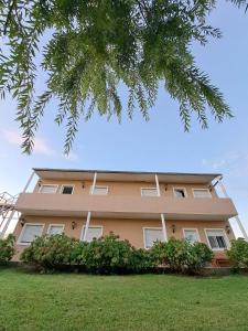 a building with bushes in front of it at Complejo Arenas in Pehuén-Có