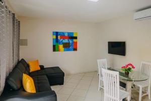 Μια τηλεόραση ή/και κέντρο ψυχαγωγίας στο Elegant 1-bedroom apartment 3 km from Eagle beach