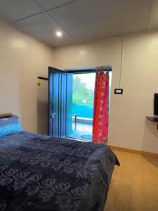 Postel nebo postele na pokoji v ubytování Rave Raja CoWorking Hostels