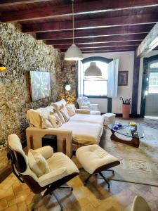 a living room with a large bed and chairs at Casa Verde no Centro Histórico in Paraty