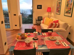 una sala de estar con una mesa con comida. en House Rouge by Holiday World, en Zoagli