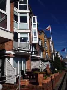 um edifício com uma mesa e cadeiras em frente em City Marina 78 em Cuxhaven