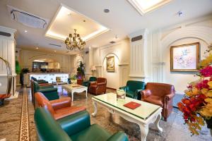 Khu vực ghế ngồi tại California Saigon Hotel & Rooftop Pool