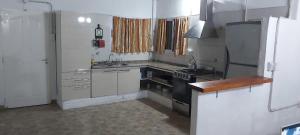 Casa GrandeにあるCasa con piscina y vistaのキッチン(コンロ、冷蔵庫付) +10枚の写真