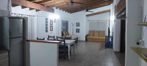 Casa GrandeにあるCasa con piscina y vistaのキッチンとテーブルとソファのあるリビングルーム