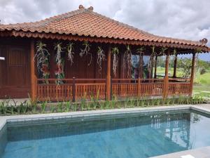 un gazebo in legno con piscina di fronte di Lotus cottage a Bedahulu Altre 7 foto