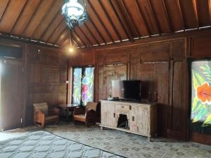 un soggiorno con TV e camino di Lotus cottage a Bedahulu