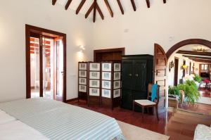 TafiraにあるMansion Bandama by VillaGranCanariaのベッドルーム1室(ベッド1台、椅子1脚付)