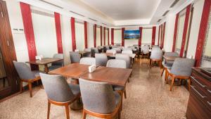 una habitación con mesas y sillas en una habitación en Golden Siyav Hotel, en Estambul