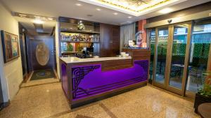un bar en un restaurante con un mostrador púrpura en Golden Siyav Hotel, en Estambul