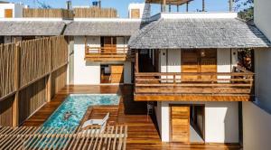 un edificio con piscina e una casa di Villa Swabrina e Villa Shamsa - Grupo Messina a Jericoacoara