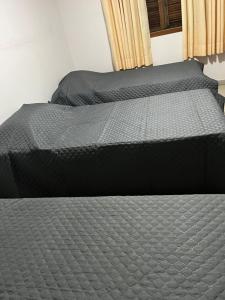 En eller flere senge i et værelse på Vila Esperanza