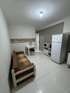 eine Küche mit einem Bett und einem Kühlschrank in der Unterkunft Casa da margo in Florianópolis
