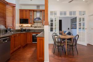 מטבח או מטבחון ב-'Sunfields' Garden Hideaway between Beaches and CBD