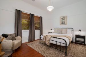 מיטה או מיטות בחדר ב-'Sunfields' Garden Hideaway between Beaches and CBD