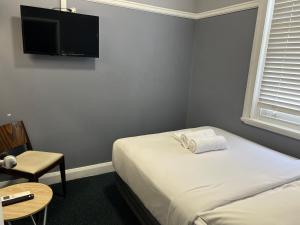 Postel nebo postele na pokoji v ubytování Swansea Hotel