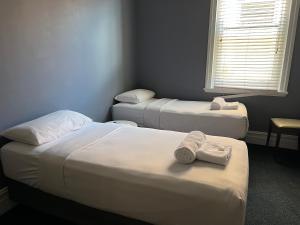 Postel nebo postele na pokoji v ubytování Swansea Hotel