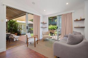 אזור ישיבה ב-'Sunfields' Garden Hideaway between Beaches and CBD