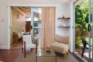 אזור ישיבה ב-'Sunfields' Garden Hideaway between Beaches and CBD