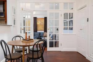 אזור ישיבה ב-'Sunfields' Garden Hideaway between Beaches and CBD