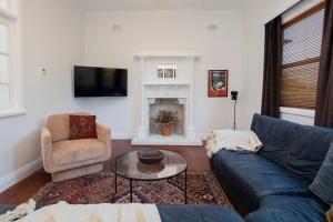 אזור ישיבה ב-'Sunfields' Garden Hideaway between Beaches and CBD