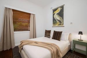 מיטה או מיטות בחדר ב-'Sunfields' Garden Hideaway between Beaches and CBD